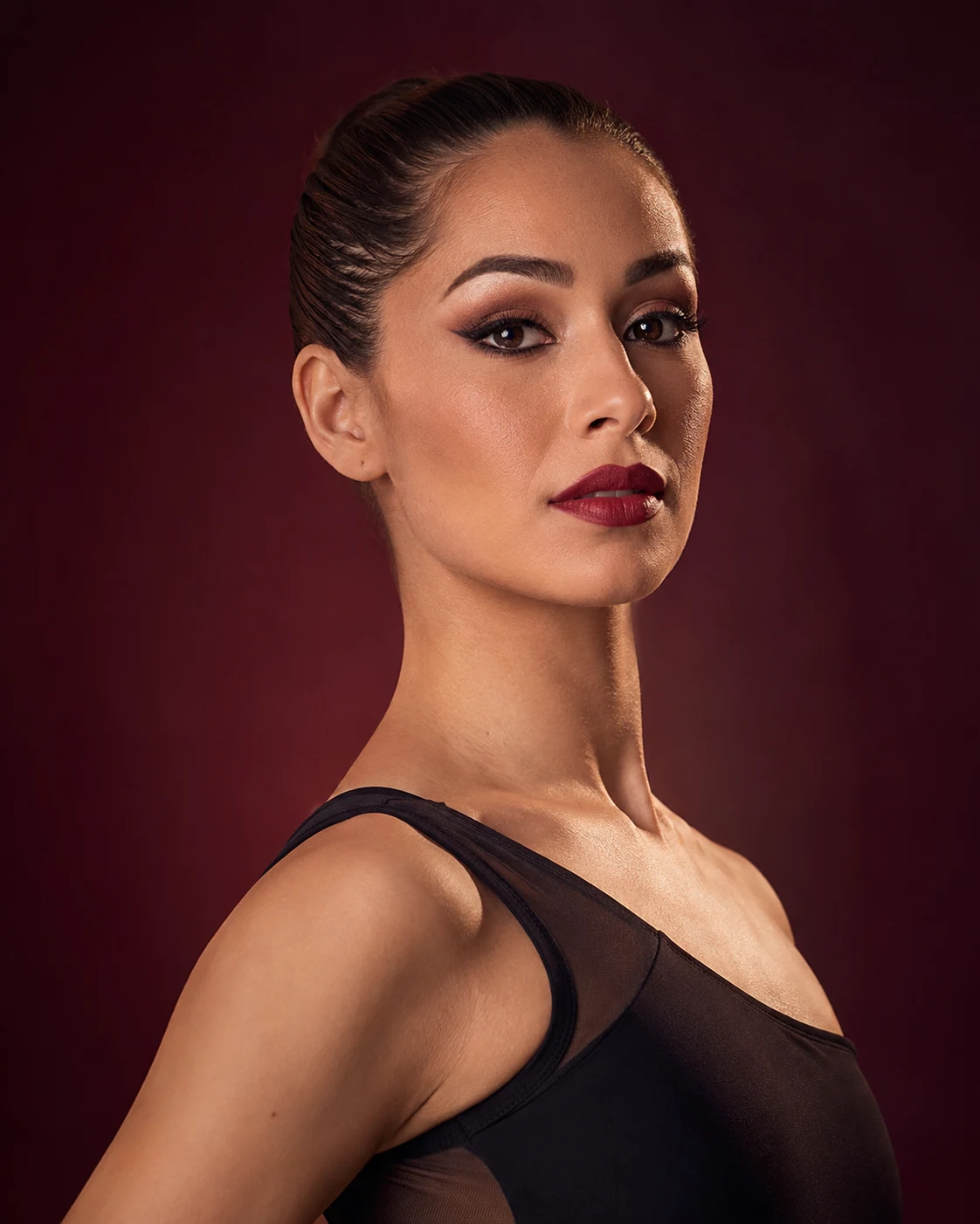 Bailarina maquillada para una presentación escénica