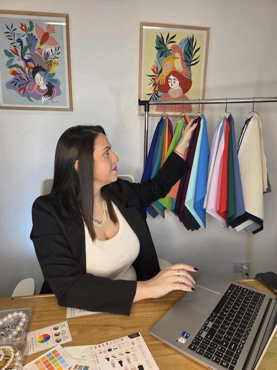 Gaby selecciona telas de colorimetría en su espacio de trabajo